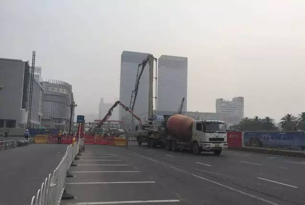 南昌路面突发倒陷，江西一马路突然塌陷 